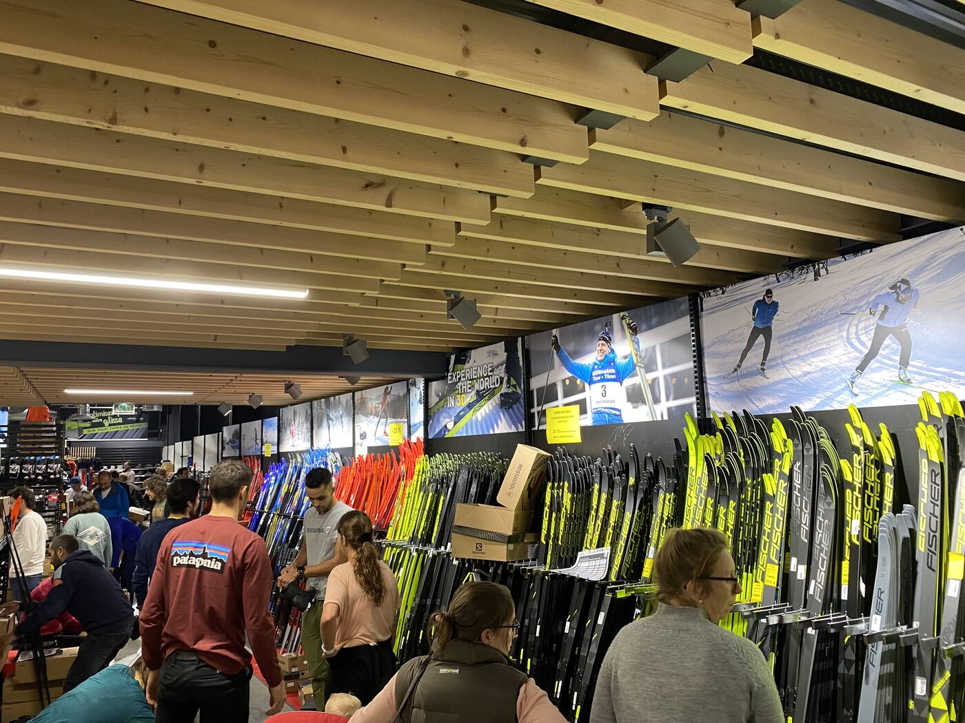 Foule chez Intersport Les Rousses pendant la foire aux skis