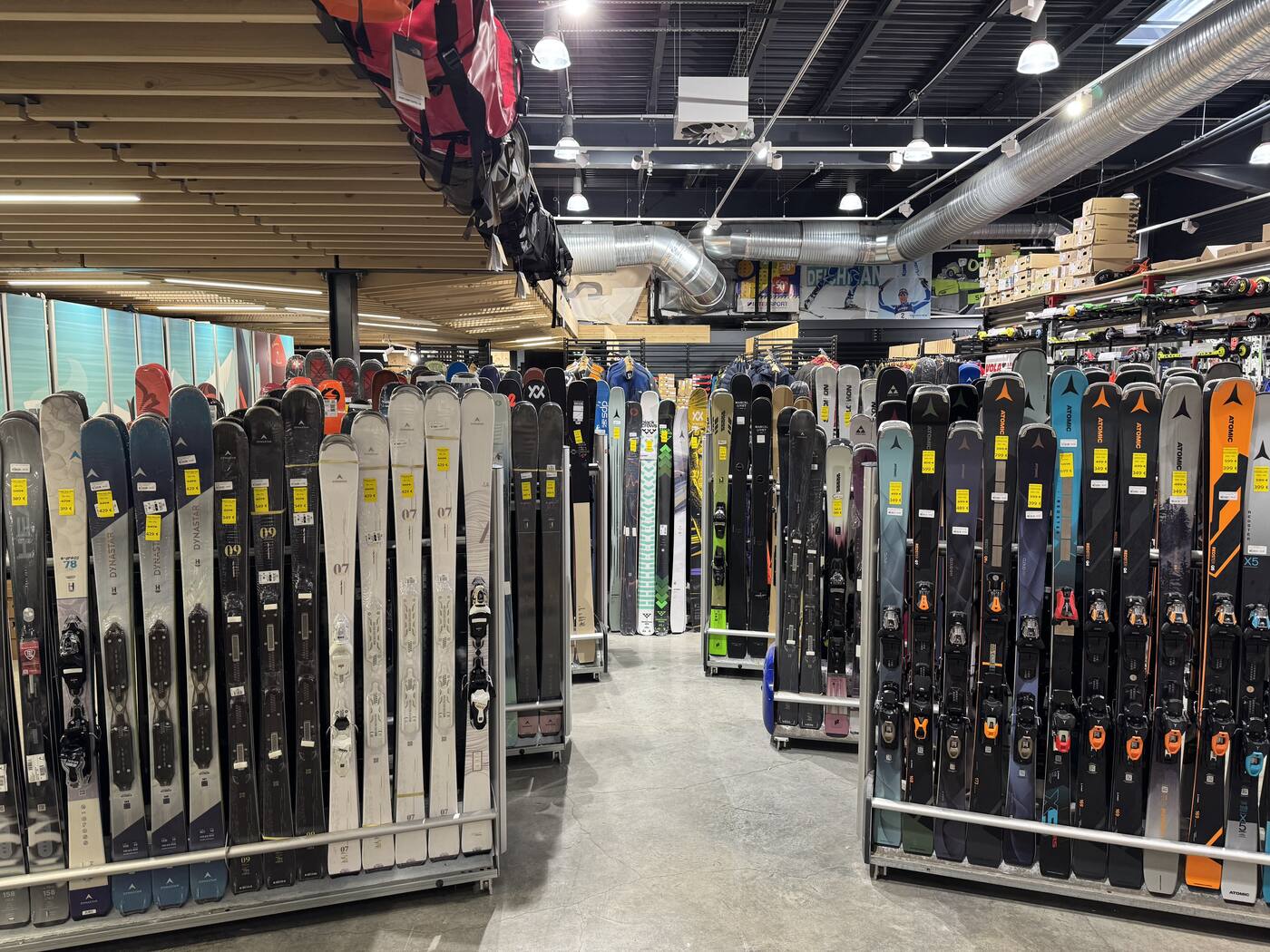 Skis alpins en rayon