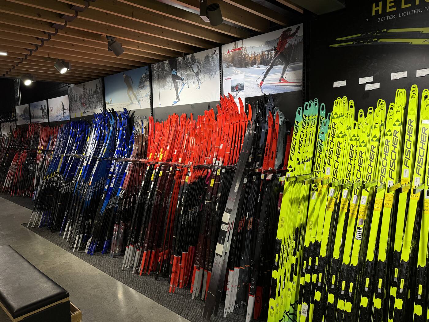 Skis de fond colorés