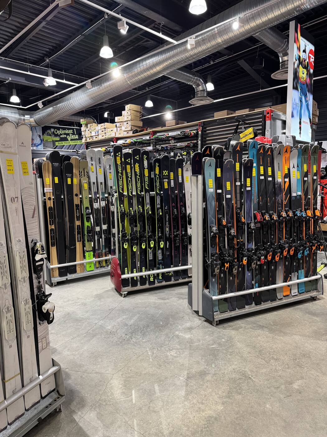 Rack de skis alpins à la foire aux skis Les Rousses